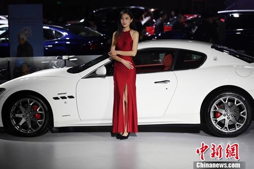 11月9日，2017第14屆中國西南（昆明）國際汽車博覽會在昆明滇池國際會展中心開展，市民欣賞了一場汽車盛宴。會展現(xiàn)場還展出了新能源汽車及機車。<a target='_blank' href='http://www.chinanews.com/'>中新社</a>記者李進紅攝