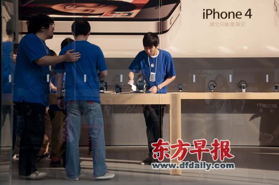 不少蘋果零售店柜臺人員說,現在iPhone 4很缺貨。早報記者 王炬亮 實習生 楊深來 圖 不少蘋果零售店柜臺人員說,現在iPhone 4很缺貨。早報記者 王炬亮 實習生 楊深來 圖